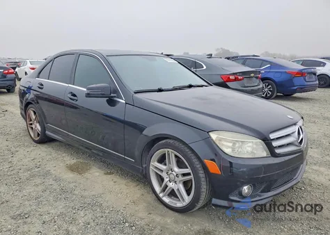 2010 Mercedes-Benz C 300 z USA, uszkodzony, nr VIN WDDGF5EB2AF438785